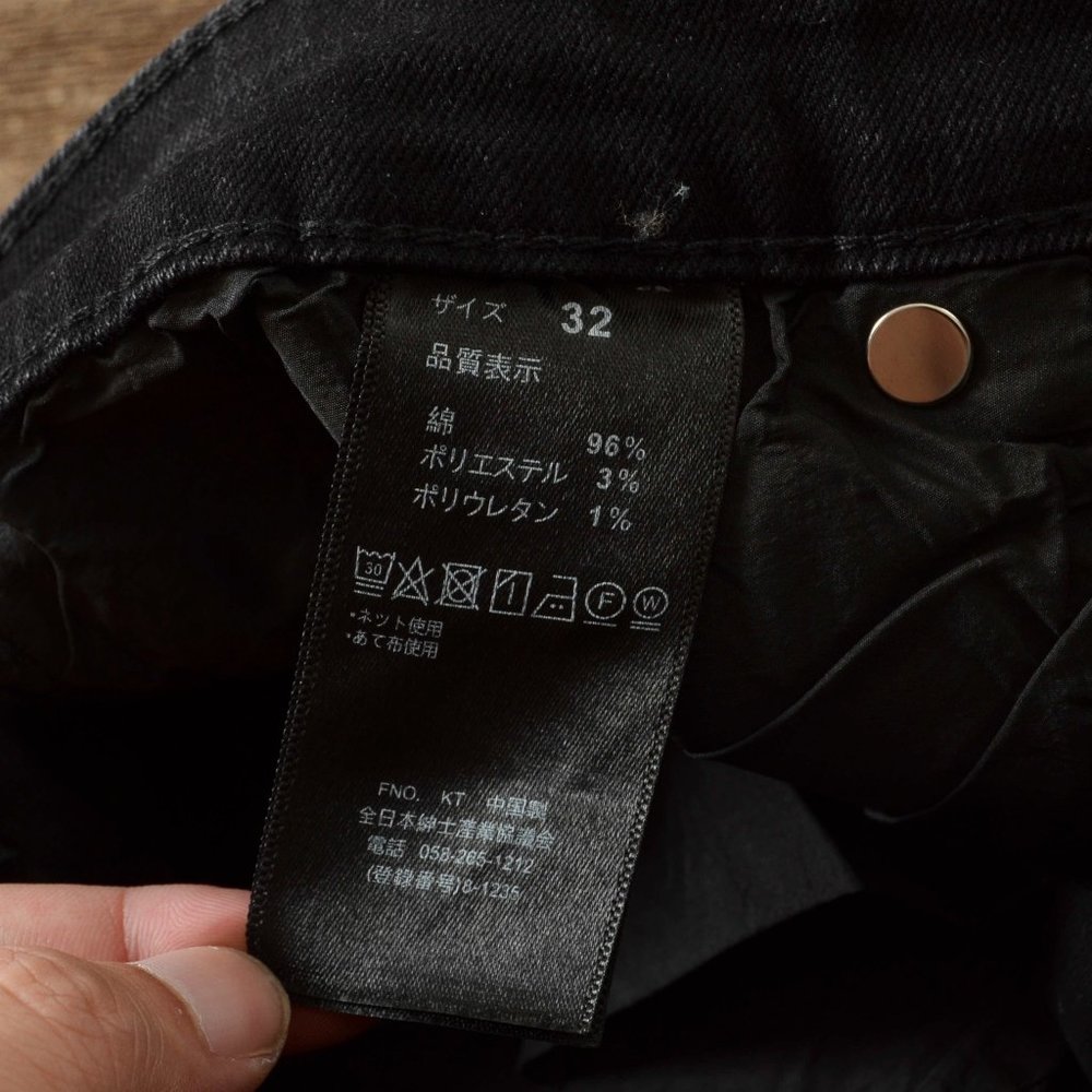 AMIRI Fashionable Riveted Ripped Jeans - Picture 4 of 14